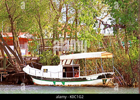 Vieux bateau sur la rivière Dalyan, Turquie Banque D'Images