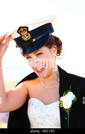 Les photographies de mariage y compris un groom dans un fauteuil roulant et se toilette en uniforme militaire. Banque D'Images