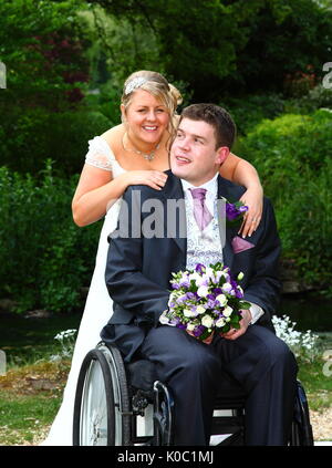 Les photographies de mariage y compris un groom dans un fauteuil roulant et se toilette en uniforme militaire. Banque D'Images