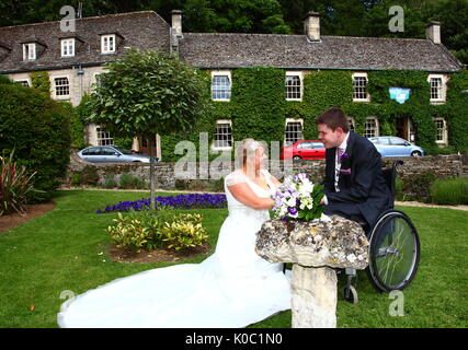 Les photographies de mariage y compris un groom dans un fauteuil roulant et se toilette en uniforme militaire. Banque D'Images