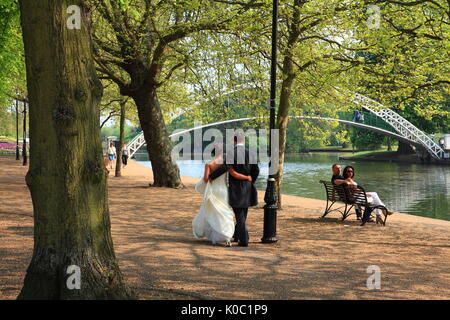 Les photographies de mariage y compris un groom dans un fauteuil roulant et se toilette en uniforme militaire. Banque D'Images