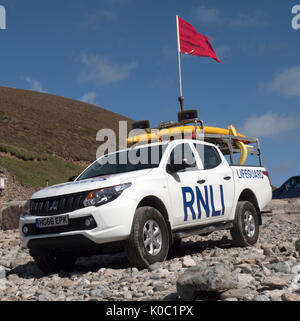 Véhicule de sauvetage de la RNLI sur les fonctions à plage de Porth, chapelle St Agnes, Cornwall, England, UK Banque D'Images