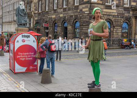 EDINBURGH, Royaume-Uni - 16 août 2017 - Un garçon annonce une performance théâtrale le long de la Royal Mile d'Édimbourg pendant le 70e anniversaire Banque D'Images