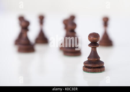 Groupe de pièces d'échecs sur la table en bois Banque D'Images