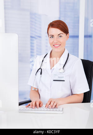 Portrait of young woman using computer in hospital Banque D'Images