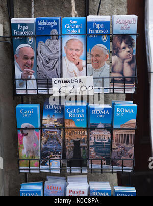 CASTEL GANDOLFO, ITALIE - 19 octobre 2016 : divers calendriers pape en face d'une boutique Banque D'Images