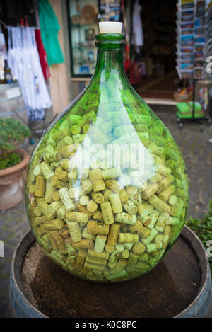 CASTEL GANDOLFO, ITALIE - 19 octobre 2016 : Beaucoup de wine corks dans un grand vert bouteille, utilisé une décoration dans le village touristique Banque D'Images