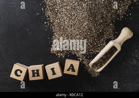 Tas de graines de chia bio saine riche en acides gras omega-3 sur fond sombre Banque D'Images