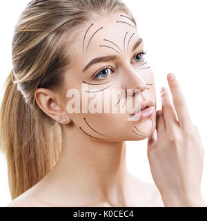 Belle femme visage avec flèches massage sur le visage Banque D'Images