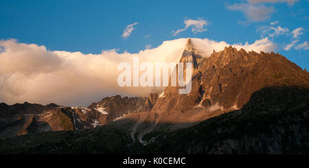 Petite Aiguille du dru, mer de glace, train du Montenvers entourant la station. Banque D'Images