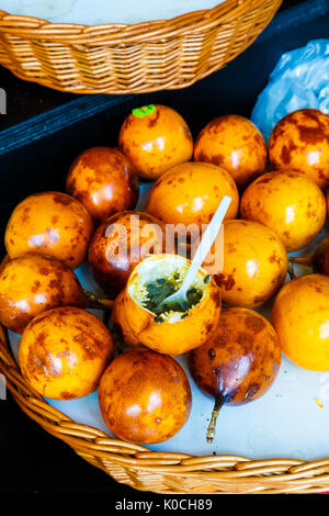 Maracuya fruits dans un panier. Fruits et légumes d'un décrochage. Banque D'Images