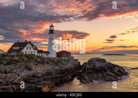 Le Portland Head Lighthouse au lever du soleil à Cape Elizabeth, Maine, USA Banque D'Images