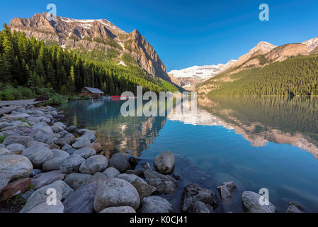 Lake Louise Mountain Lake au lever du soleil, dans le parc national Banff, Alberta, Canada. Banque D'Images