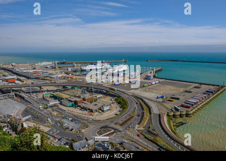 Dover, Kent, UK - 17 août 2017 : Ariel vue sur port ferry de Douvres, dans le Kent. Pris par un beau jour d'été ensoleillé. Banque D'Images