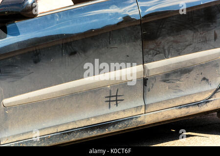 Vue latérale d'une voiture sale. concept hashtag # wasch moi lavage de voiture Banque D'Images