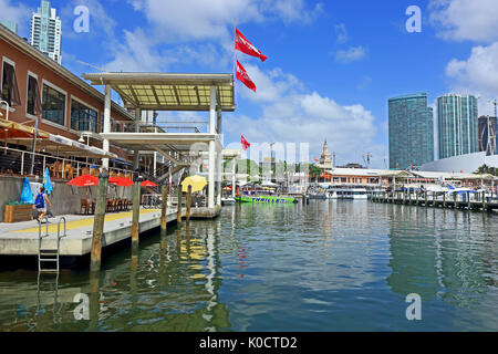 Vue du port de plaisance, à Bayside donnant sur le centre-ville de Miami Banque D'Images