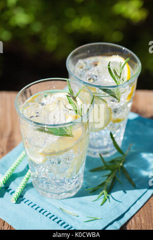Limonade rafraîchissante boisson avec le romarin dans les verres Banque D'Images