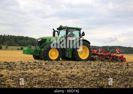 SALO, FINLANDE - le 18 août 2017 : agriculteurs travaillent avec tracteur John Deere 6155R et 3Horsch Terrano FX sur Puontin Peltopaivat cultivateur agricole 2017 Banque D'Images