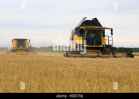 SALO, FINLANDE - le 18 août 2017 : deux nouvelles moissonneuses-batteuses New Holland TC, 5,70 et 5,80 RS CX RS sont mûrs de récolte d'orge sur Puontin Peltopaivat 2017 Agriculture Banque D'Images