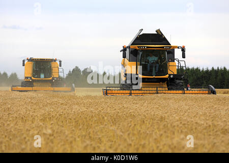 SALO, FINLANDE - le 18 août 2017 : deux nouvelles moissonneuses-batteuses New Holland TC, 5,70 et 5,80 RS CX RS sont mûrs de récolte d'orge sur Puontin Peltopaivat 2017 Agriculture Banque D'Images