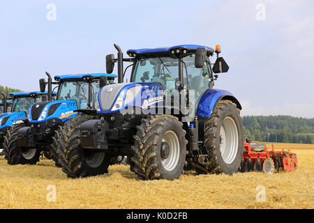 SALO, FINLANDE - le 18 août 2017 : New Holland T7.220 et 190 tracteurs agricoles de niveau 4B sur chaume domaine sur Puontin Peltopaivat 2017 ha agricoles Banque D'Images