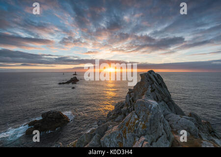 Phare de point vieille Raz au coucher du soleil. Plogoff, Finistère, Bretagne, France. Banque D'Images