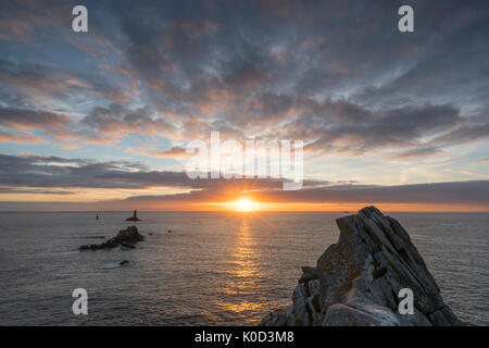 Phare de point vieille Raz au coucher du soleil. Plogoff, Finistère, Bretagne, France. Banque D'Images