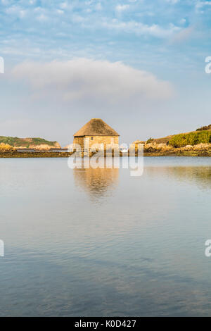 Moulin à marée sur l'île de Bréhat, Côtes-d'Armor, Bretagne, France. Banque D'Images