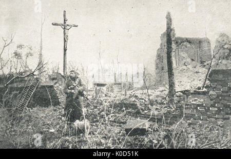 Soldat solitaire de payer ses respects, Neuve Chapelle, ruines de l'église en 1915, WW1 Banque D'Images