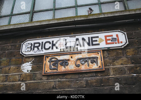 Brick Lane street sign en anglais et bengali. La rue est le coeur de la London's-bangladais sylheti communauté et est célèbre pour ses nombreux curry Banque D'Images