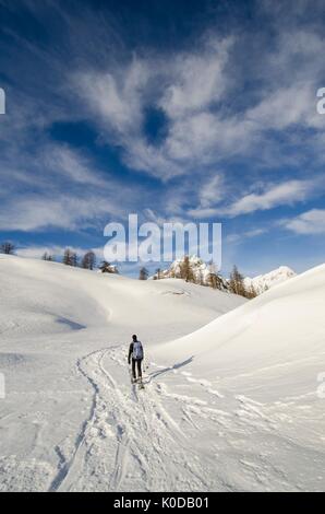 Un randonneur, seul, dans la neige (Devero, Ossola, Piémont)