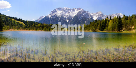 Paysage panoramique, en Bavière, Allemagne, avec des montagnes dans le lac miroir Banque D'Images