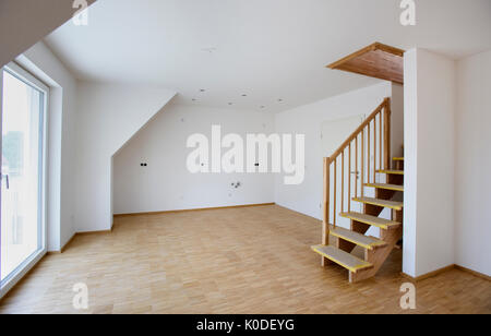 Salle vide avec des murs blancs dans la nouvelle maison construite dans la construction Banque D'Images