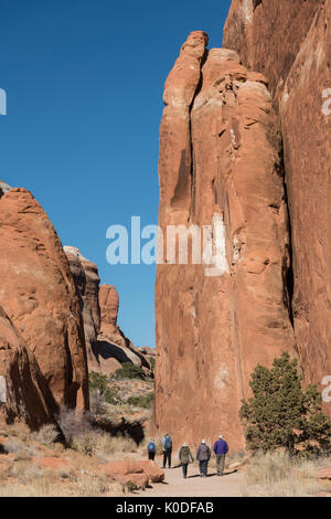 USA, Utah, Arches National Park, les gens de la randonnée dans le jardin du Diable Banque D'Images