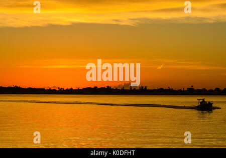 Coucher du soleil avec la silhouette d'un bateau sur les falaises côtières de Floride, Belleair Banque D'Images