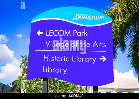 Panneau indiquant la direction de la rue pour Lecom Park, village des arts et de la bibliothèque à Bradenton, FL, USA Banque D'Images