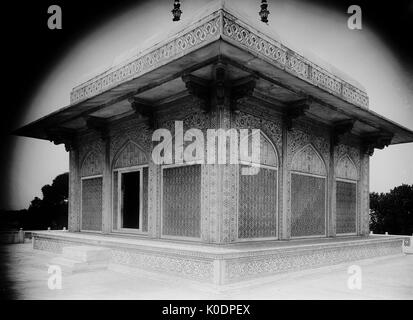 AJAXNETPHOTO. 2e janvier 1922. AGRA, Inde. D'ITIMAD-UD-- DOWLAH, AGRA, CÉNOTAPHE CHAMBRE. PHOTO:T.J.SPOONER COLL/AJAX VINTAGE PHOTO LIBRARY REF 19220201 1022 ; Banque D'Images