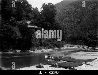 AJAXNETPHOTO. 1900 - 1910 env. Le JAPON. - Embarcations - UNE SCÈNE DE RIVIÈRE ET paysage vallonné avec scène BATEAUX DE RIVIÈRE EN BOIS ÉTABLI SUR LA RIVE DU FLEUVE. Photographe:Inconnu © COPYRIGHT DE L'IMAGE NUMÉRIQUE PHOTO VINTAGE AJAX AJAX BIBLIOTHÈQUE SOURCE : VINTAGE PHOTO LIBRARY COLLECTION REF:171308 1013 Banque D'Images