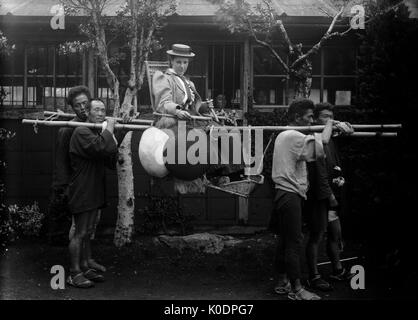 AJAXNETPHOTO. 1900-1910 (environ). Le JAPON. - MANPOWER - une dame d'ÊTRE TRANSPORTÉS DANS UNE CHAISE PORTÉE AVEC LES SPECTATEURS À L'ARRIÈRE-PLAN. Photographe:Inconnu © COPYRIGHT DE L'IMAGE NUMÉRIQUE PHOTO VINTAGE AJAX AJAX BIBLIOTHÈQUE SOURCE : VINTAGE PHOTO LIBRARY COLLECTION REF:171308 102 Banque D'Images