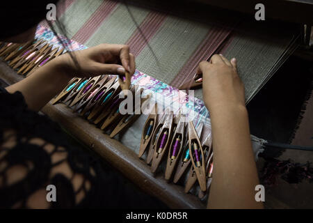 Tissage de la soie à Mandalay, Myanmar Banque D'Images