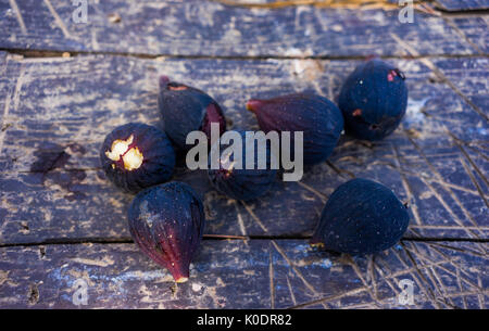 Figues noires sur une table en bois Banque D'Images