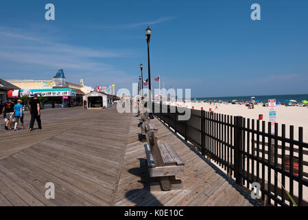 Seaside Heights, NJ USA -- le 21 août 2017 -- les gens marchent le long de la promenade de Seaside Heights. Usage éditorial uniquement. Banque D'Images