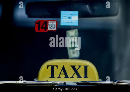 Classique cubain-américain Chevrolet enseigne dans le tableau de bord d'une Chevy Cuba, île des Caraïbes sous le régime communiste Banque D'Images