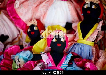 Jouet Ancien tissu noir cubain des poupées de chiffon pour la vente aux touristes de Cuba, île des Caraïbes sous le régime communiste Banque D'Images