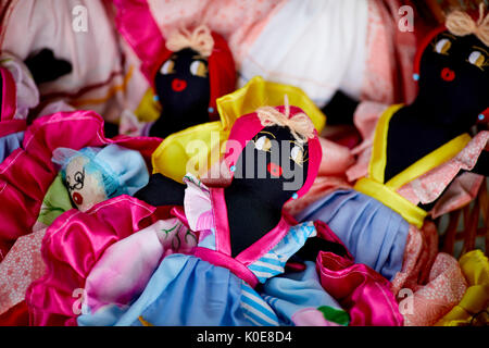 Jouet Ancien tissu noir cubain des poupées de chiffon pour la vente aux touristes de Cuba, île des Caraïbes sous le régime communiste Banque D'Images