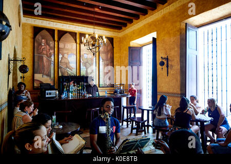 La Havane, capitale de Cuba, dans la vieille ville de Cuba Hôtel Los Frailes musiciens exécutent dans l'espace bar Banque D'Images