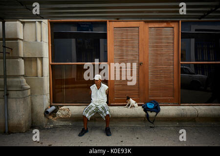 Vieille ville de La Havane, capitale de Cuba, cubains mobilité man sitting in street Banque D'Images