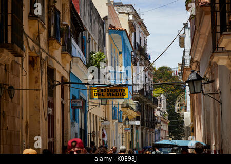 Le cubain, Cuba, La Havane, capitale historique de la vieille ville La Bodeguita del Medio est un bar-restaurant typique dans la rue étroite célèbre destination touristique Banque D'Images