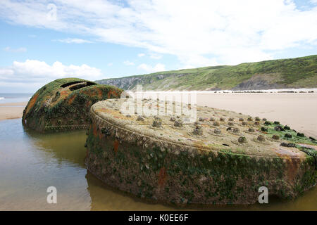 Vieux bateau sur la plage de Nazaré chaudière à Hunmanby Gap Banque D'Images