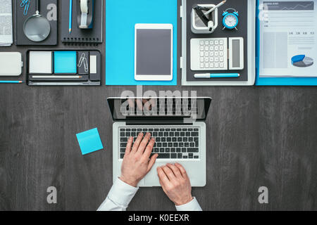 Corporate businessman working at Office 24 et la mise en réseau avec un ordinateur portable, télévision lay Banque D'Images